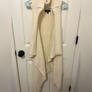 Sleeveless long white cardigan